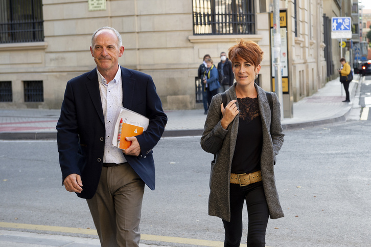 Adolfo Araiz y Bakartxo Ruiz, de EH Bildu, a su llegada a una de las reuniones con el Ejecutivo de Nafarroa para negociar los presupuestos. (Iñigo URIZ/FOKU)