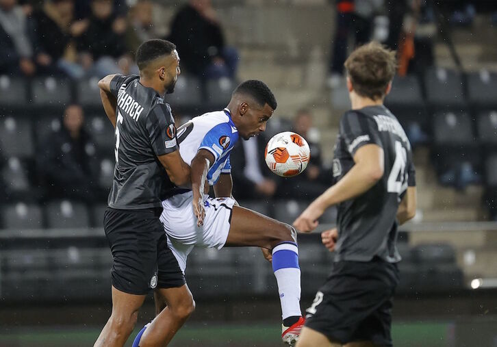 Isak, ante los centrales del Sturm Graz en el partido de la primera vuelta en el que metió el gol de la victoria. (Erwin SCHERIAU/AFP)