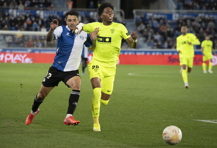 Ximo Navarro Alaveseko atzelariak aste batzuk geldirik egon beharko du. (Raul BOGAJO/FOKU)