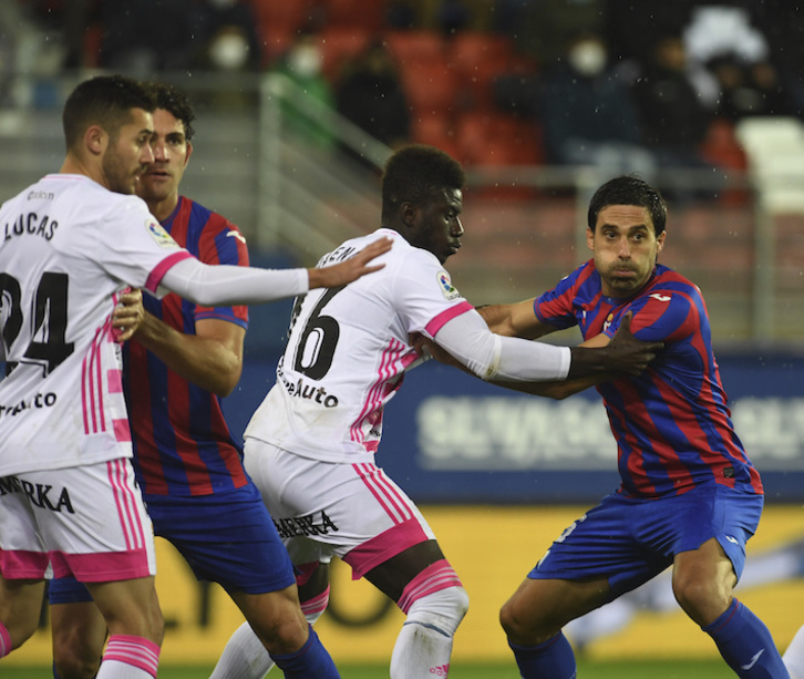Etxeita pelea por la posición en el área con Obeng. (Jon URBE/FOKU)