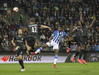 Los jugadores del Sturm Graz pugnan el balón ante el delantero txuri-urdin Isak en la tercera jornada de la fase de grupos de la Europa League. (Erwin SCHERIAU / AFP)