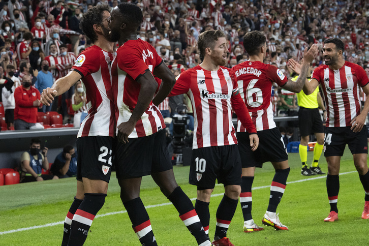 Jugadores del Athletic celebran el gol de Raúl García ante el Alavés. (Monika DEL VALLE / FOKU)