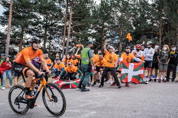 Mikel Alonso recibe el cariño de la afición vasca en la Vuelta a Burgos. (FUNDACIÓN EUSKADI)
