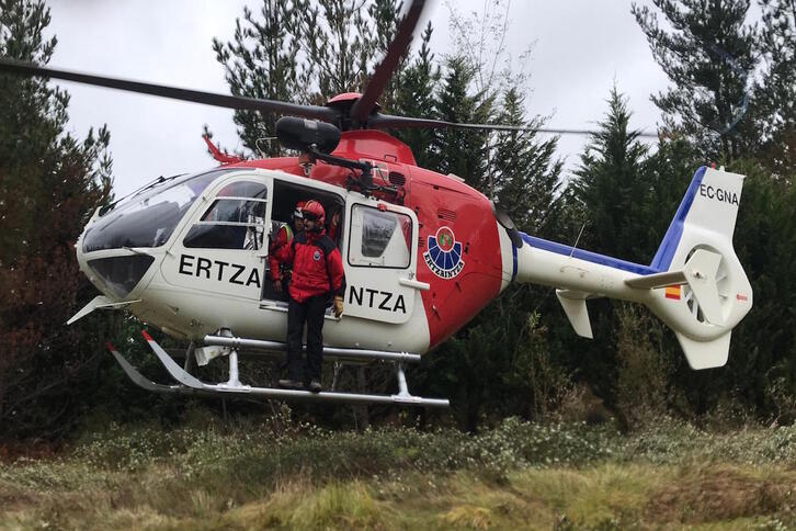La Ertzaintza ha accedido a la zona en la que se encontraba el cazador en helicóptero. (ERTZAINTZA)