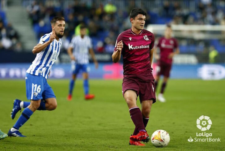 Aldasoro controla el balón en presencia de Genaro. (LALIGA)