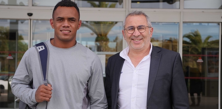 El oro olímpico Sireli Maqala (Fiji) ha llegado esta semana a Baiona, donde fue recibido por el presidente de Aviron, Philippe Tayeb. (www.abrugby.fr)