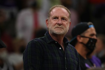 El dueño de los Phoenix Suns, Robert Sarver, será investigado por sexismo y racismo. (Christian PETERSEN / AFP PHOTO)