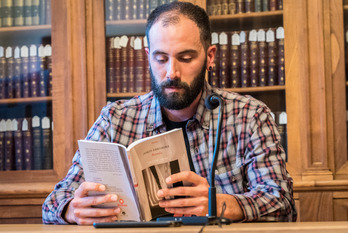 Jokin Erkorekaren lehen liburua da ‘Banda’. (Gorka RUBIO / FOKU)