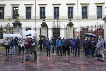 Gure Eskuren bozeramaileek Legebiltzarraren aurrean egindako agerraldia. (Raul BOGAJO/FOKU)e