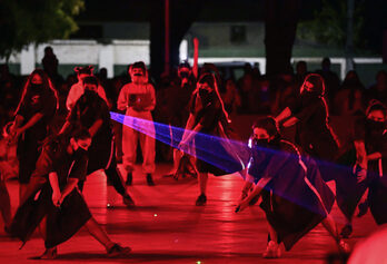 LasTesis durante el estreno de su nueva perfomance «Resistencia». (Festival Internacional de Artes Escénicas Santiago a Mil)