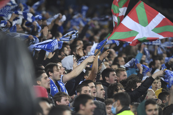 Se ha vivido un gran ambiente en las gradas de Anoeta a pesar de la intensa lluvia y el frío. (Jon URBE/FOKU)