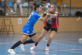 Estitxu Berasategi Bera Berako Laura Hernandez gelditu nahian Orion jokaturiko Euskal Kopako finalean. (Juan Antonio GARAIKOETXEA / BERA BERA)