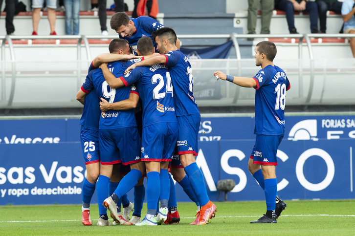 SD Amorebietako jokalariak, Bigarren Mailako partida batean gol bat ospatzen. (monik DEL VALLE/FOKU)