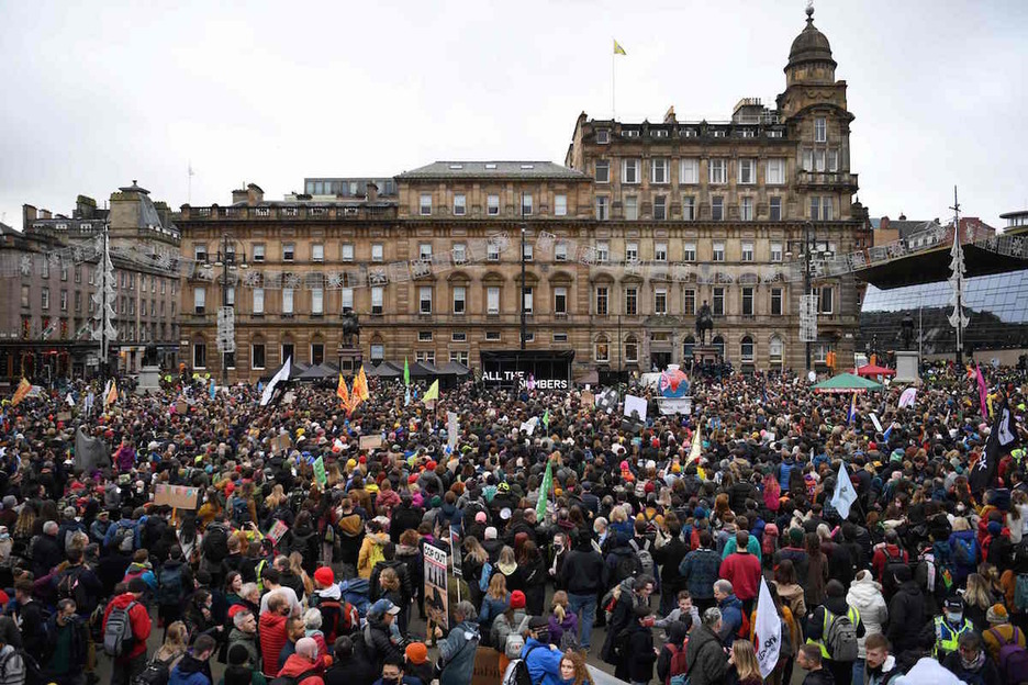 Miles de personas piden justicia climática en la George Square de Glasgow, ante la COP26. (Daniel LEAL-OLIVAS / AFP) 