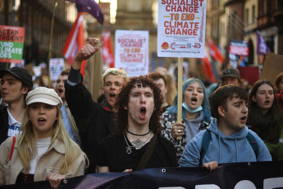 Miles de activistas ecologistas se manifiestan en Glasgow ante la COP26. (Daniel LEAL-OLIVAS / AFP) 