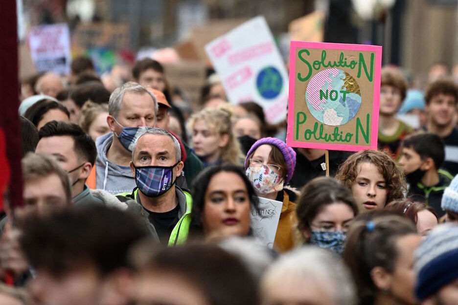 Una manifestante porta un cartel contra la polución. (Daniel LEAL-OLIVAS / AFP) 