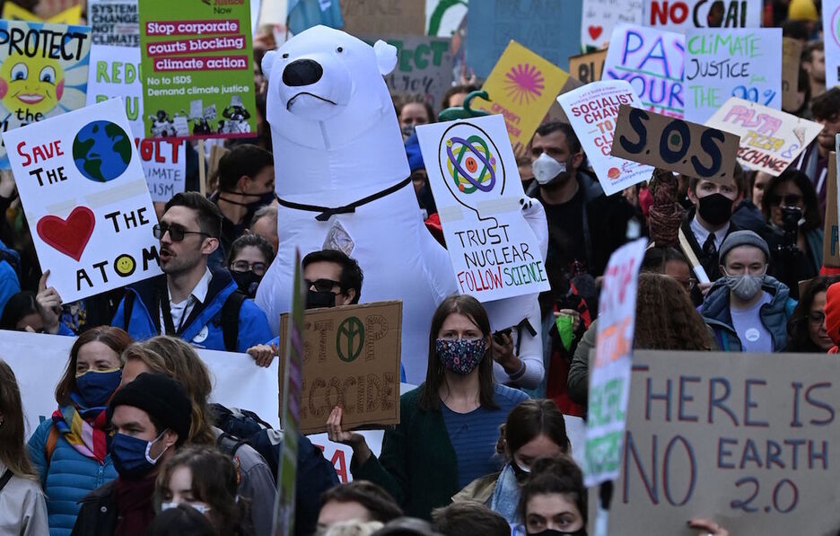 Los manifestantes han portado en carteles distintas consignas contra el cambio climático. (Daniel LEAL-OLIVAS / AFP) 
