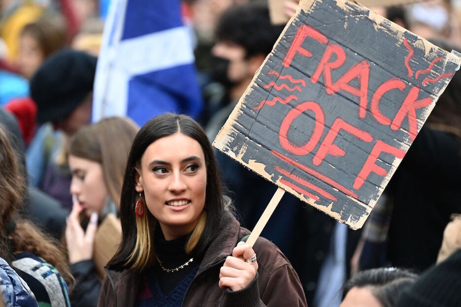 Una manifestante porta un cartel contra el fracking. (Daniel LEAL-OLIVAS / AFP) 