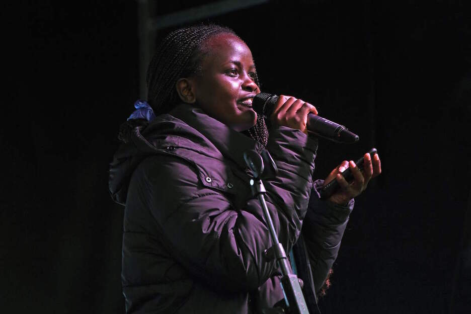 La activista Evelyn Acham hablando tras la manifestación contra el cambio climático en Glasgow. (Andy BUCHANAN / AFP) 