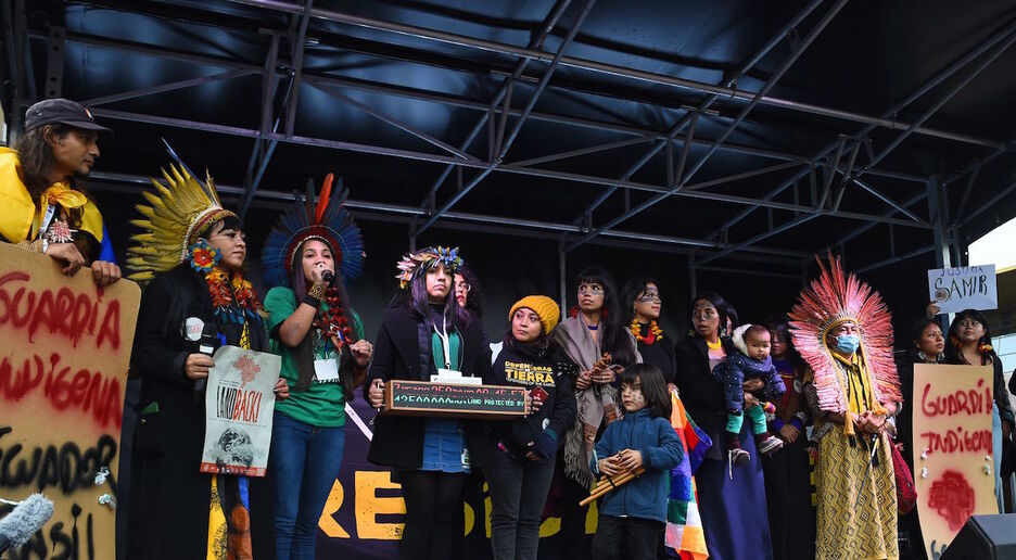 Representantes indígenas también han tomado parte en la manifestación contra el cambio climático de Glasgow. (Andy BUCHANAN / AFP)
