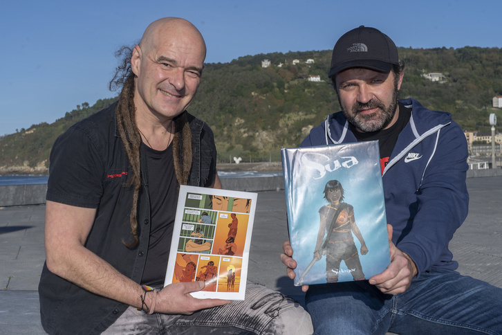 Xabi Bastida eta Alex Tello, ‘Sua’ komikia esku artean dutela. (Gorka RUBIO/FOKU)