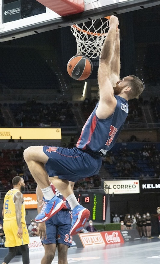 Matt Costello, colgándose en una de las pocas grandes acciones del Baskonia. (Raúl BOGAJO / FOKU)
