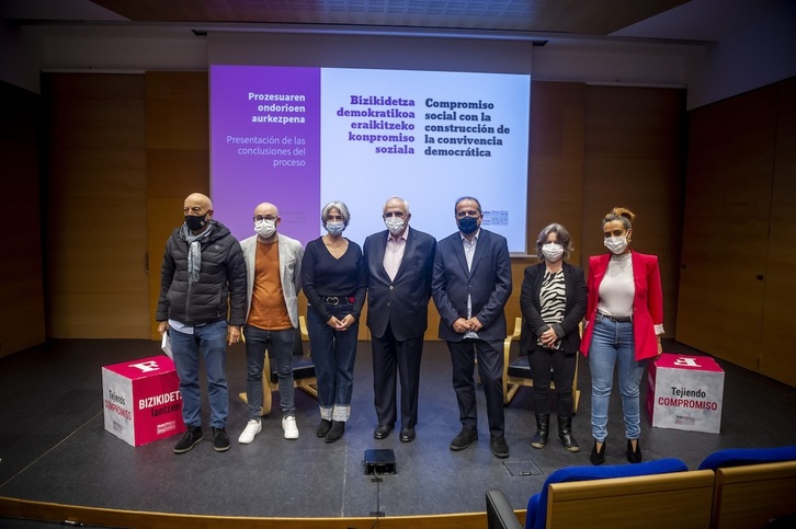 Participantes del acto en Gasteiz donde el Foro Social Permanente ha presentado las conclusiones de diez meses de trabajo. (Jaizki FONTANEDA/FOKU)