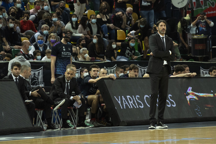 Real Madrilen aurka gogor eta tinko aritzea eskatu die bere jokalariei Alex Mumbruk. (Monika DEL VALLE/FOKU)