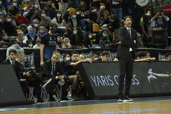 Real Madrilen aurka gogor eta tinko aritzea eskatu die bere jokalariei Alex Mumbruk. (Monika DEL VALLE/FOKU)