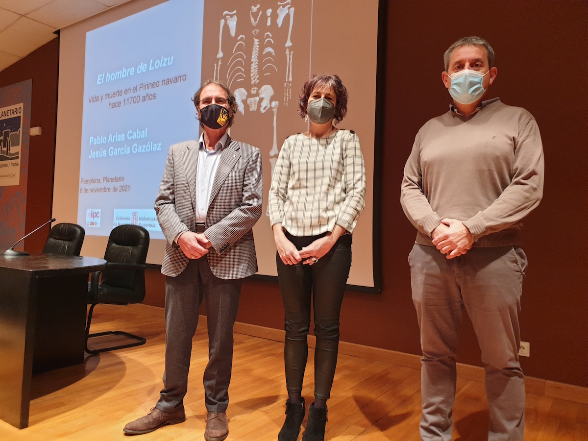 Pablo Arias, catedrático de la Universidad de Cantabria; la consejera Rebeca Esnaola y Jesús García Gazolaz, arqueólogo de la Dirección General de Cultura. (GOBIERNO DE NAFARROA)