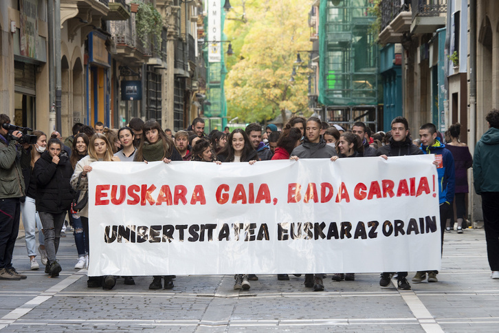 NUPen euskararen garaia dela aldarrikatu dute ehunka lagunek Iruñean.(Iñigo URIZ/FOKU)