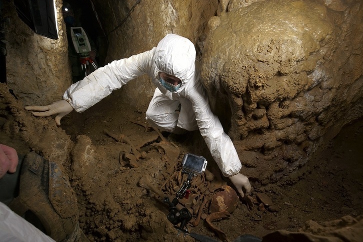 Trabajos de recuperación del ‘Hombre de Loizu’ en la cueva en la que fue hallado. (GOBIERNO DE NAFARROA