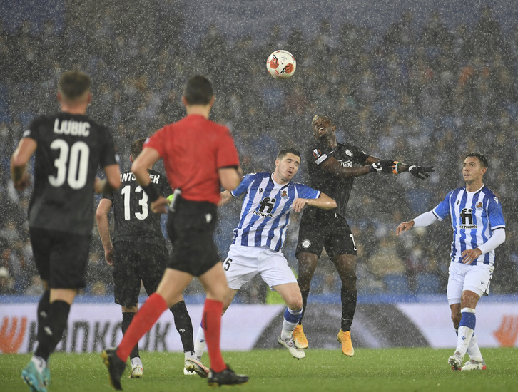  Igor Zubeldia jugó el partido completo ante el Sturm Graz bajo la lluvia y se resintió de sus problemas de pubis. (Gorka RUBIO/FOKU) 