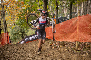 La ganadora, Anais Morichon, en la exigente prueba de Laudio. (Jaizki FONTANEDA / FOKU)