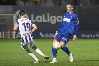 Unzueta, autor de uno de los goles al Valladolid, se lleva el balón ante Toni Villa. (Monika del Valle/Foku)