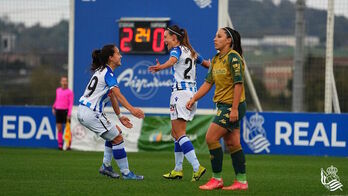 Núria Rábano y Gemma Gili celebran el gol de la castellonense. (Real Sociedad)
