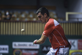 Joseba Ezkurdiak sakearekin asko asmatu du Peio Etxeberriaren kontrako partidan. (Jon URBE/FOKU)