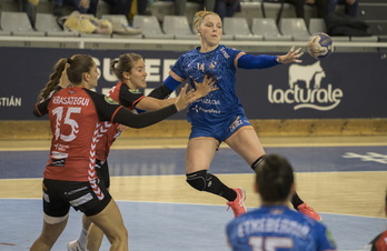 Malena Cavo baloia pasa nahian Encina eta Berasategiren defentsa sendoaren aurrean. (Andoni CANELLADA / FOKU)