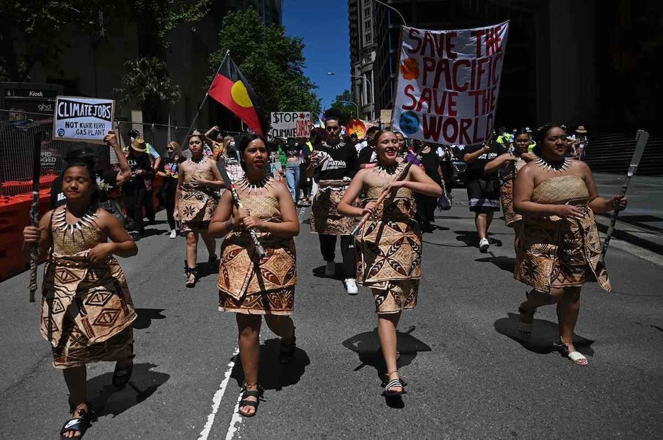 Australiako komunitate indigenetako ordezkariak, Sidneyn. (Steven SAPHORE/AFP) Australiako komunitate indigenetako ordezkariak, Sidneyn. (Steven SAPHORE/AFP)