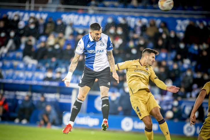 Con este espectacular cabezazo, Joselu ha dejado los tres puntos en Mendizorrotza. (Jaizki FONTANEDA/FOKU)