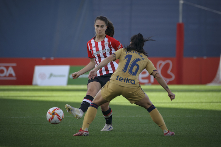 Jucinara intenta evitar el avance de Naroa. (Aritz Loiola/Foku)