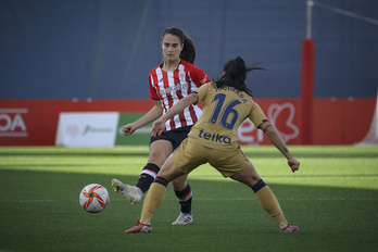 Jucinara intenta evitar el avance de Naroa. (Aritz Loiola/Foku)