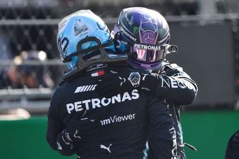 Bottas eta Hamiltonen arteko besarkada, sailkapen proban Red Bullekoak baino hobeto aritu ostean. (Alfredo ESTRELLA / AFP)