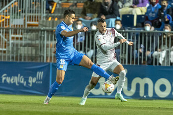 Pulido interceptael balón, evitando que se lo lleve Stoichkov. (LaLiga)