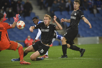Jugadores del Sturm Graz, en un lance del partido de Anoeta. (Jon URBE / FOKU)
