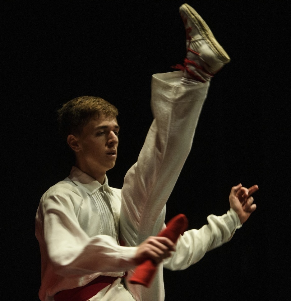 Aurreko dantzetan puntuazio altuena lortu zuten sei dantzariek zortzikoa eskaini zuten.