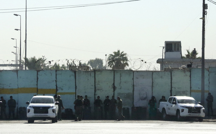 Fuerzas de seguridad iraquíes en el exterior de la zona verde. (SABAH ARAR / AFP)