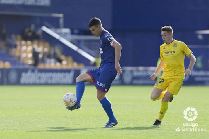 Arregi controla el balón ante Arribas. (LaLiga)