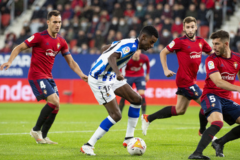 Isak intenta superar a David García ante la mirada de Unai García y Moncayola. (Iñigo URIZ/FOKU)