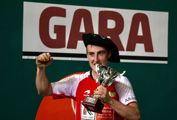 Joanes Bakaikoa, txapela buruan eta garaikurra eskuan dituela. (Andoni CANELLADA/FOKU)